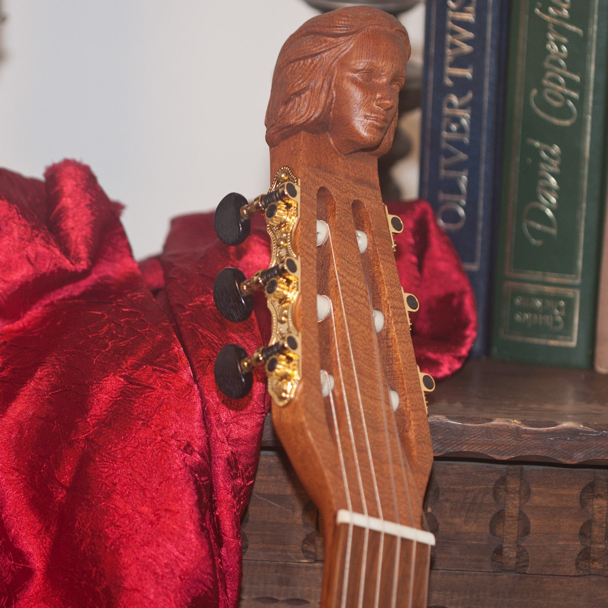 Roosebeck Lute-Guitar, 6 String, Variegated, Gears