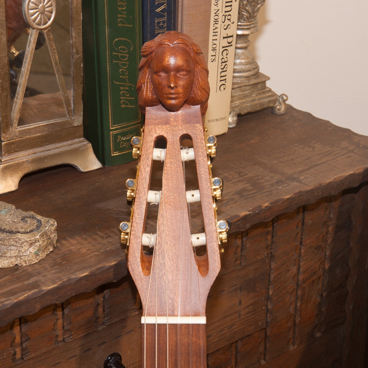 Roosebeck Lute-Guitar, 6 String, Variegated, Gears